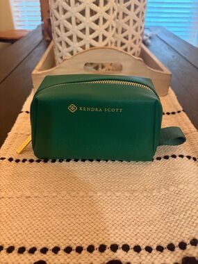 Kendra Scott Green Cosmetic Dopp Kit